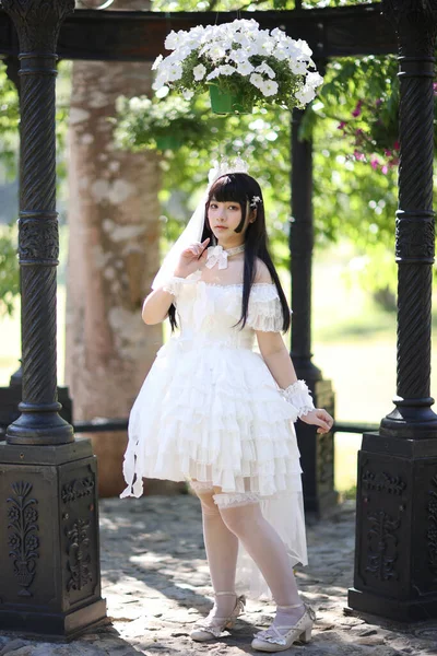 白いロリータのドレスを着た美しい若い女性 日本のファッション — ストック写真