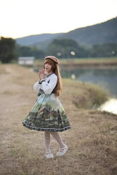 Uma Bela Mulher Vestido Lolita Jardim Fundo Japonês Rua Moda — Fotografia de Stock