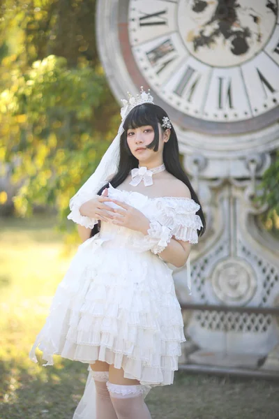 Krásná Mladá Žena Bílou Lolita Šaty Evropskou Zahradou Japonská Móda — Stock fotografie
