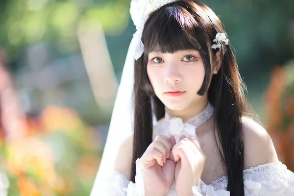 漂亮的年轻女子 白色的罗莉塔裙配上欧洲花园的日本时装 — 图库照片