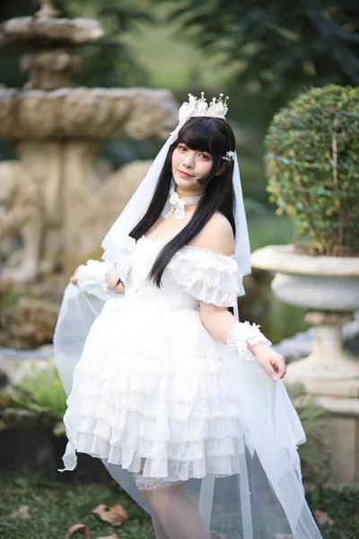 Bella Giovane Donna Con Abito Lolita Bianco Con Giardino Europeo — Foto Stock