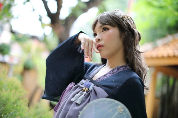 Красива Молода Жінка Темно Синім Китайським Вбранням Китайським Садом — стокове фото