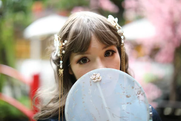 美丽的年轻女子 穿着深蓝色的中国罗莉塔礼服 配上中国花园 — 图库照片