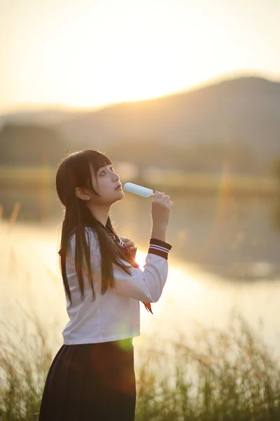 Azji High School Girls Student Jedzenia Lodów Wsi Wschodem Słońca — Zdjęcie stockowe