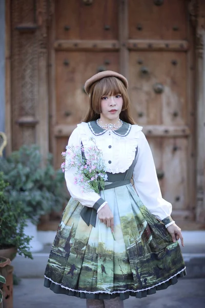 Una Hermosa Mujer Vestido Lolita Fondo Del Jardín Retrato Japonés — Foto de Stock