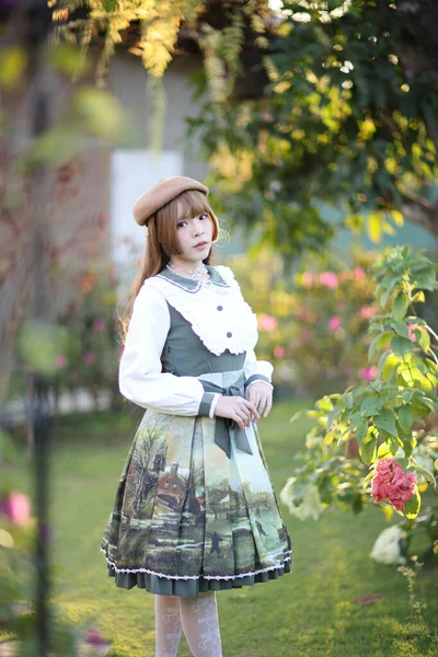 Eine Schöne Frau Lolita Kleid Garten Hintergrund Japanische Straßenmode Porträt — Stockfoto