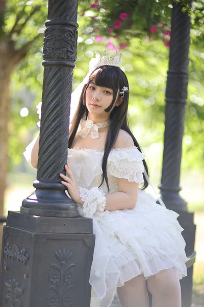 Bella Giovane Donna Con Abito Lolita Bianco Con Giardino Europeo — Foto Stock