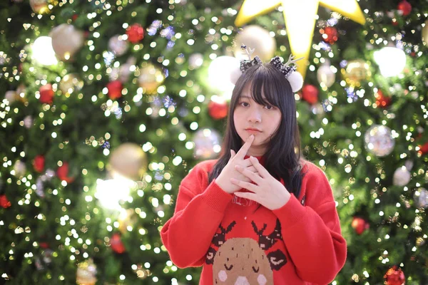 Belle Asiatique Jeune Femme Avec Pull Rouge Avec Arbre Noël — Photo