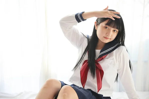 Azji High School Girls Student Siedzi Patrząc Aparat Fotograficzny Biały — Zdjęcie stockowe