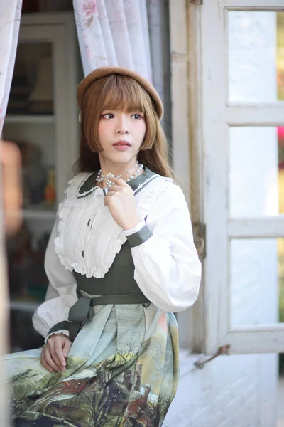 Uma Bela Mulher Vestido Lolita Jardim Fundo Japonês Rua Moda — Fotografia de Stock