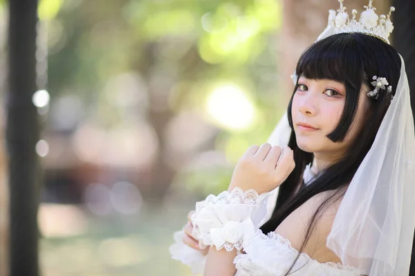 Hermosa Joven Con Vestido Lolita Blanca Con Jardín Europeo Moda — Foto de Stock