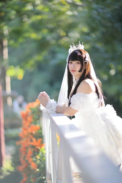 Mulher Bonita Com Vestido Lolita Branco Com Jardim Europeu Moda — Fotografia de Stock