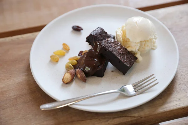 Brownies Com Frutas Secas Sorvete Fundo Madeira — Fotografia de Stock