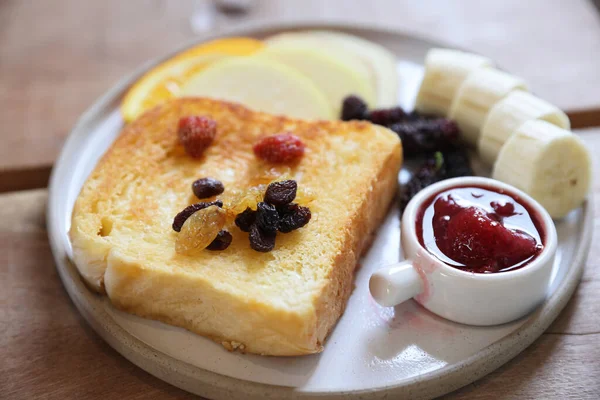 Toast Ontbijt Met Gedroogde Bessen Jam Houtachtergrond — Stockfoto