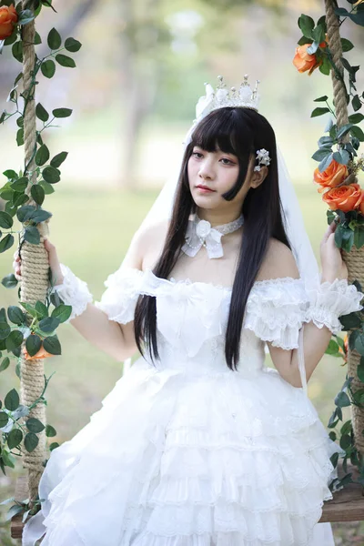 Schöne Junge Frau Mit Weißem Lolita Kleid Mit Europäischem Garten — Stockfoto