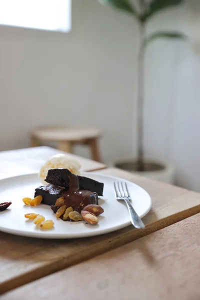 Brownies Com Frutas Secas Sorvete Fundo Madeira — Fotografia de Stock