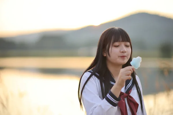 亚洲高中女生在有日出的农村吃冰淇淋 — 图库照片