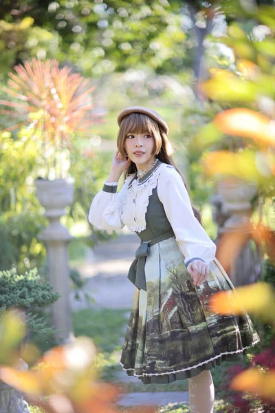 Seorang Wanita Cantik Dengan Gaun Lolita Dengan Latar Belakang Taman — Stok Foto