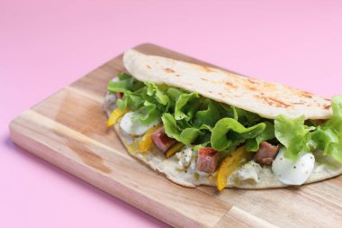 İtalyan mutfağı, sosisli ve peynirli Piadina.