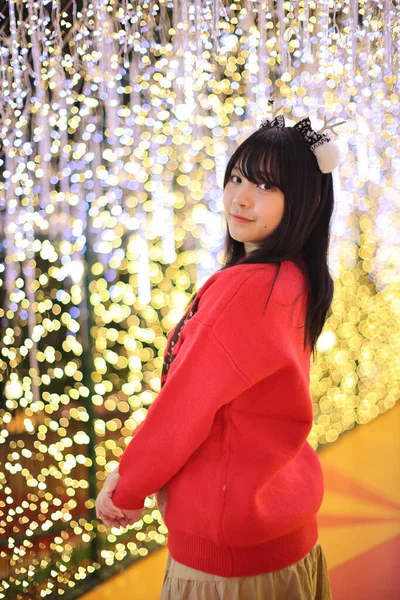 크리스마스 트리등에 스웨터를 아름다운 아시아젊은 — 스톡 사진