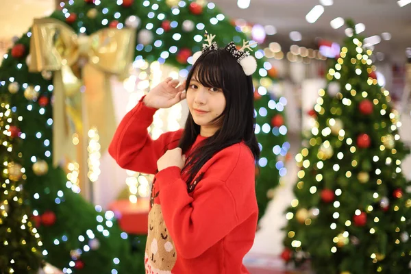 Прекрасна Азіатська Молода Жінка Червоним Светром Різдвяним Світлом — стокове фото