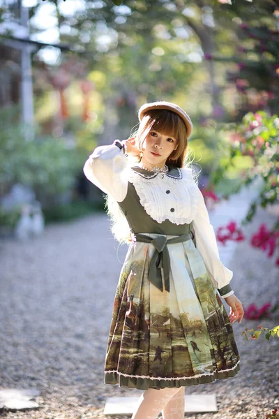 Una Hermosa Mujer Vestido Lolita Fondo Del Jardín Retrato Japonés — Foto de Stock