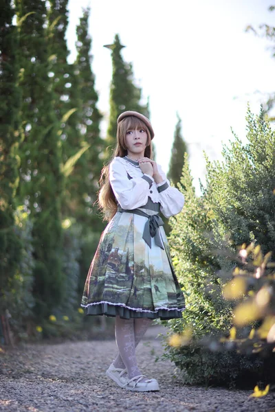 Smuk Kvinde Lolita Kjole Haven Baggrund Japansk Gade Mode Portræt - Stock-foto