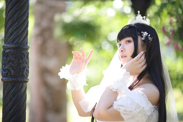 Bella Giovane Donna Con Abito Lolita Bianco Con Giardino Europeo — Foto Stock