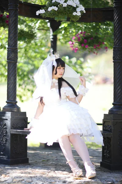 Piękna Młoda Kobieta Białą Sukienką Lolita Europejskim Ogrodem Japońska Moda — Zdjęcie stockowe