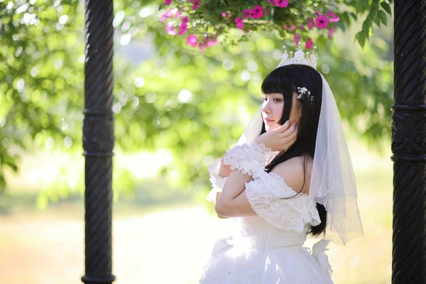 Hermosa Joven Con Vestido Lolita Blanca Con Jardín Europeo Moda — Foto de Stock