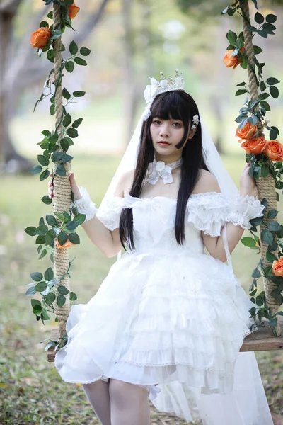 Hermosa Joven Con Vestido Lolita Blanca Con Jardín Europeo Moda — Foto de Stock