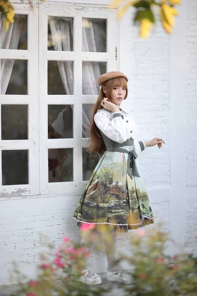 Smuk Kvinde Lolita Kjole Haven Baggrund Japansk Gade Mode Portræt - Stock-foto