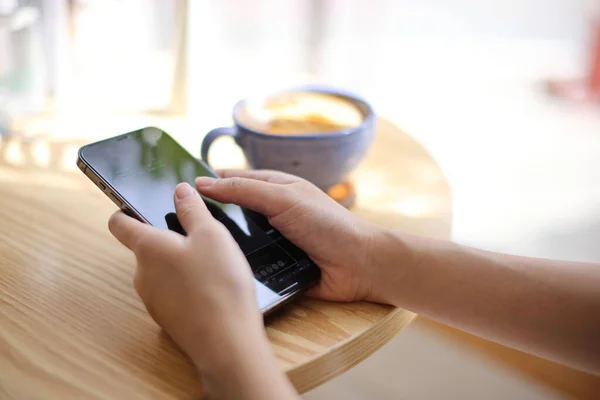 Kobieta Ręka Pomocą Smartfona Obrotu Giełdowego Online Kawiarni Koncepcja Biznesu Obraz Stockowy