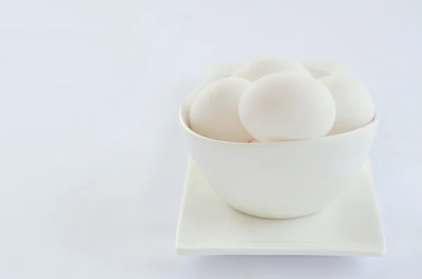 Anzahl der weißen Eier in einer Schüssel — Stockfoto