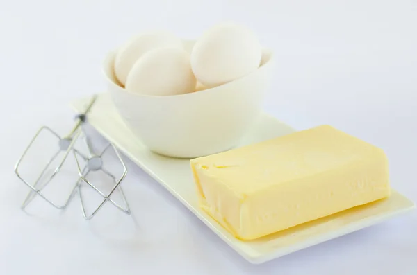 Bílá vejce s máslem na talíři — Stock fotografie