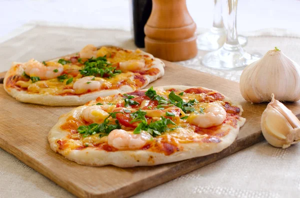 Морепродукты мини пицца — стоковое фото