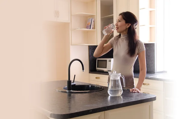 Schön asiatische Frau trinken Wasser Stockbild