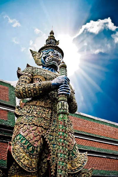 Alte riesige skulptur des smaragdgrünen buddha-tempels in bangkok, — Stockfoto