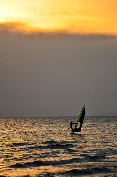 Surfisti del vento sull'oceano — Foto Stock