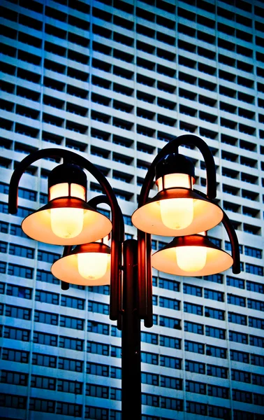 Lampy uliczne z budynku tło. — Zdjęcie stockowe