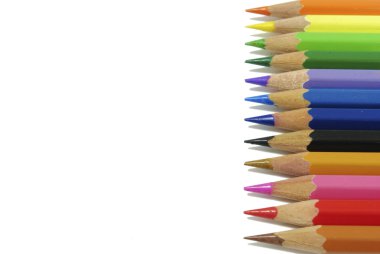 Beyaz arka plan üzerinde izole boyama boya kalemleri