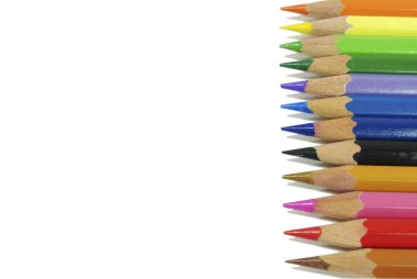 Beyaz arka plan üzerinde izole boyama boya kalemleri