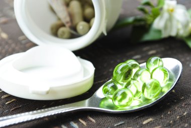 Gümüş kaşıkla hapları