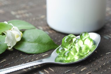 Gümüş kaşıkla hapları