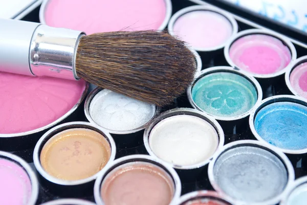 Make up borstels en make-up eye shadows — Stockfoto