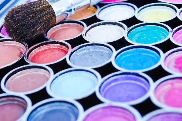 Make up borstels en make-up eye shadows — Stockfoto