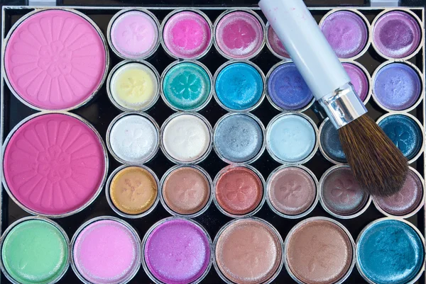 Make up borstels en make-up eye shadows — Stockfoto