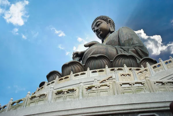 Bouddha géant assis sur lotus. Hong Kong — Photo