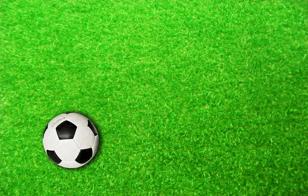 Ballon de football sur le terrain vert — Photo