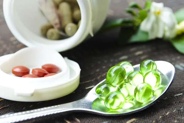 Gümüş kaşıkla hapları